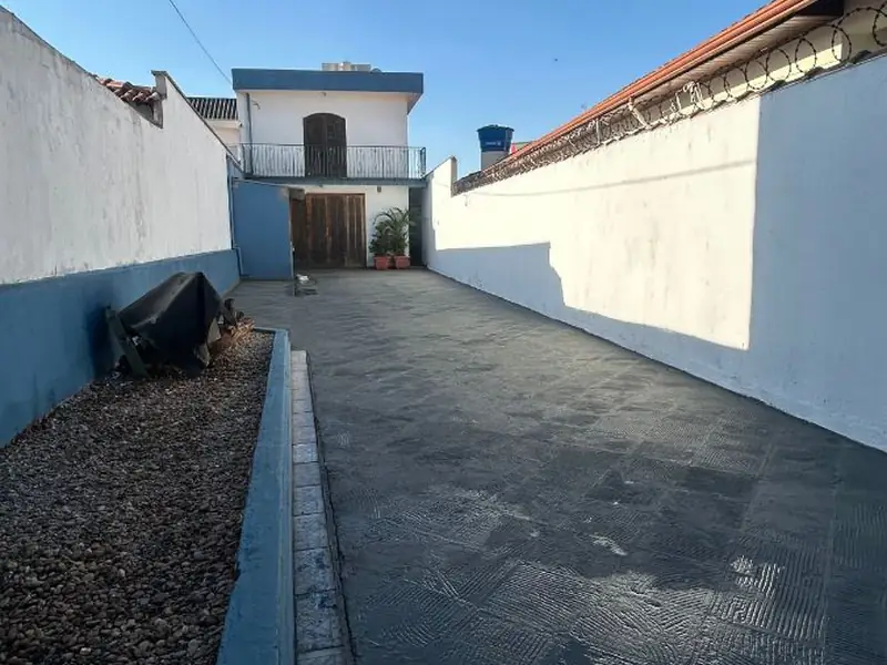 Pátio amplo e área externa de treinamento da Elite Dog Trainers no Anália Franco