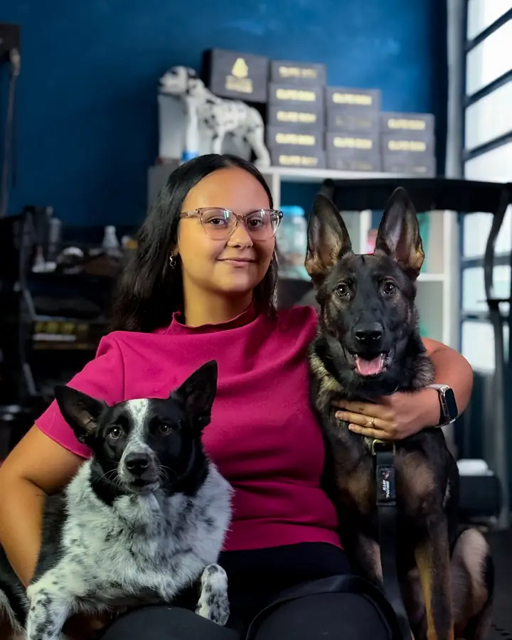 Evelyn Lopes com seus dois cães