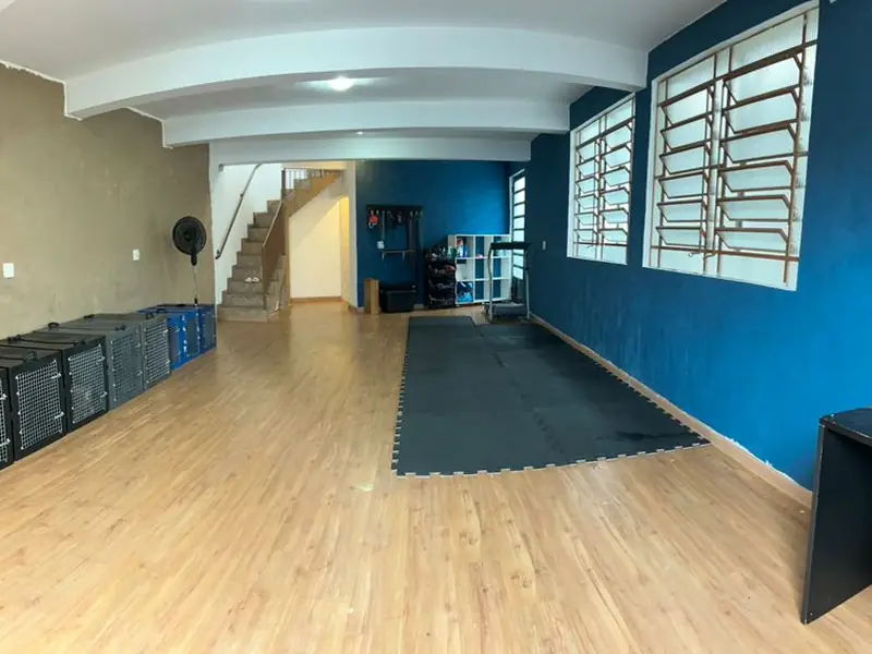 Espaço interno e caixas de acomodação para os cães no internato da Elite Dog Trainers